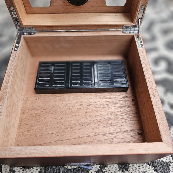 Cigar Humidor - Picture 6 of 8